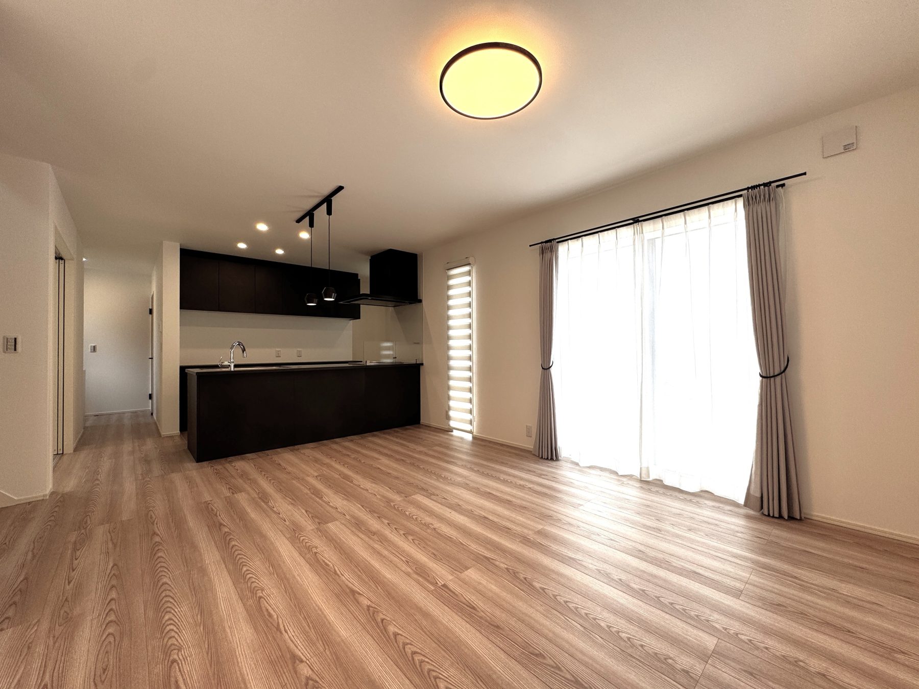 ナチュラル×ブラックのキッチン、メリハリのあるコーディネートの家