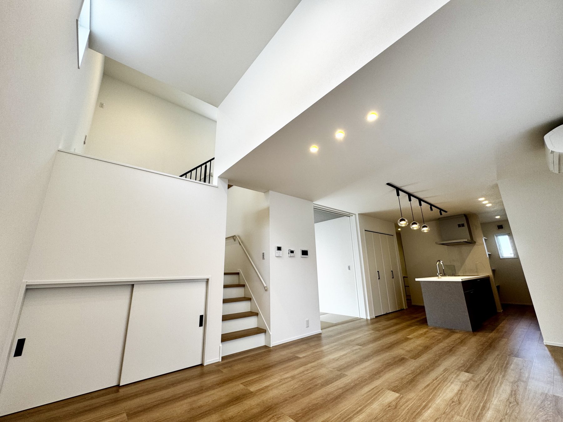 スキップフロアや中3階フリースペースのある立体的な空間利用と高い居住快適性を追求した住まい