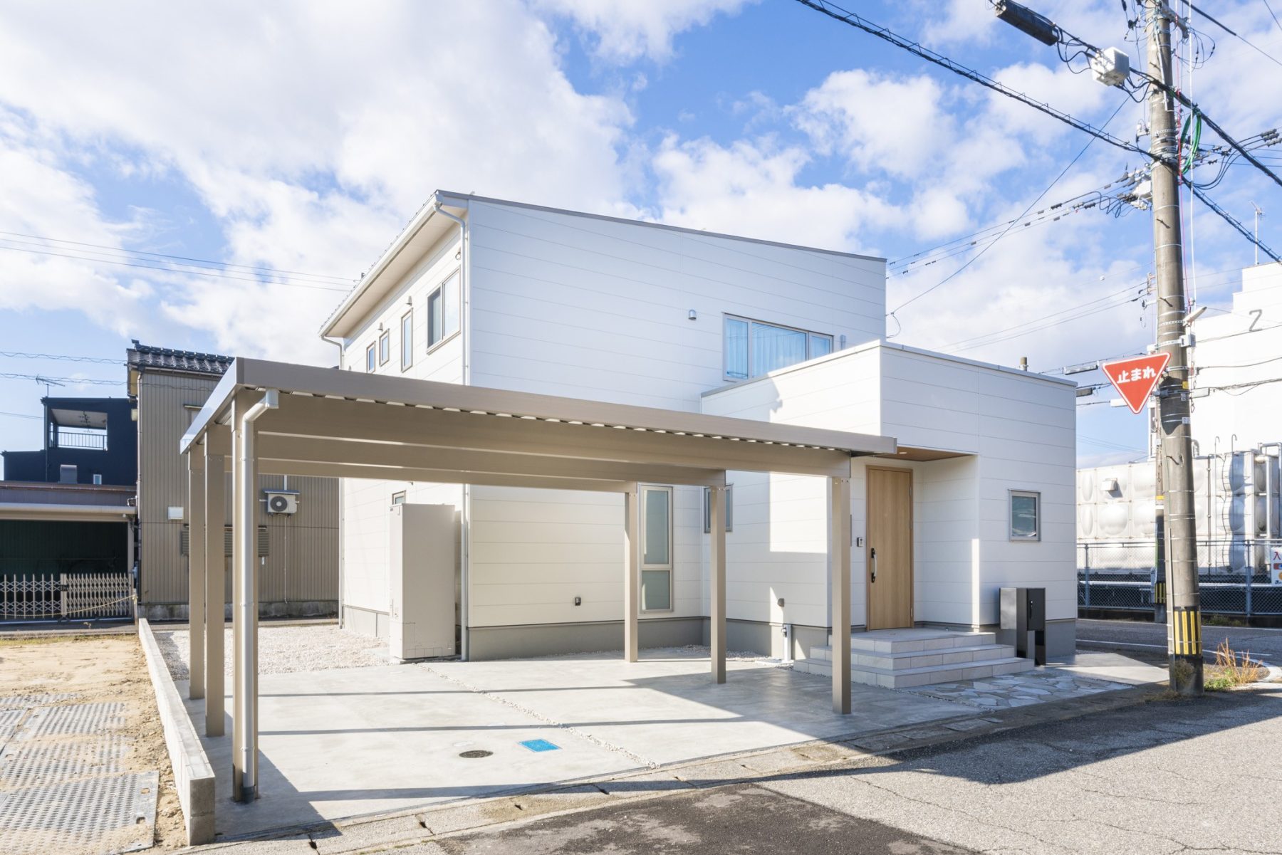 【メーターモジュール】高天井のリビングでゆったりくつろげる居心地の良い家